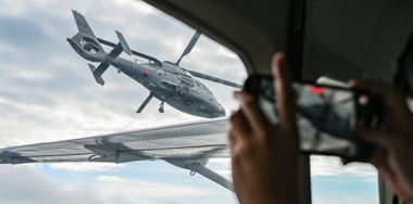Un elicopter militar chinez se apropie ”periculos” de un avion militar filipinez cu jurnalişti la bord, la Marea Chinei de Sud