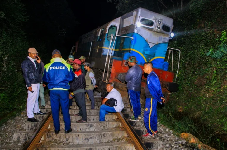 Un tren expres de pasageri deraiază în Sri Lanka după ce loveşte o familie de elefanţi. Niciun rănit la bord, şase elefanţi morţi şi doi supravieţuitori. Imagini emoţionante cu un elefant alături de un elefant tânăr rănit, culcat pe şine, cu trompele înlănţuite