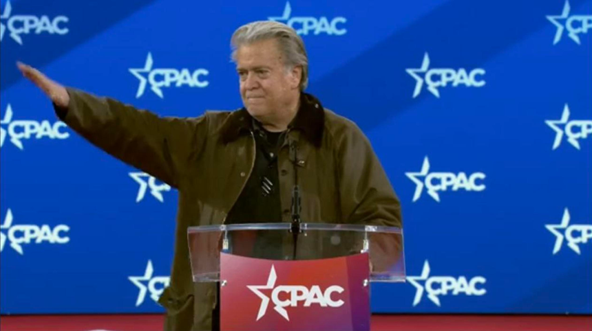 Steve Bannon deschide marea conferinţă a extremei drepte mondiale CPAC cu un salut nazist. El îi cere lui Trump să rămână într-un al treilea mandat. ”Nazismul a acaparat în mod oficial Partidul Conservator”, acuză un progresist