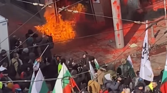 Biroul UE la Sofia, atacat cu cocteil Molotov de manifestanţi ai extremei drepte proruşi care se opun aderării la zona euro. Geamuri sparte, pereţii stropiţi cu vopsea roşie, un asalt. Şase arestări, zece poliţişti răniţi. Von der Leyen denunţă ”vandaliza