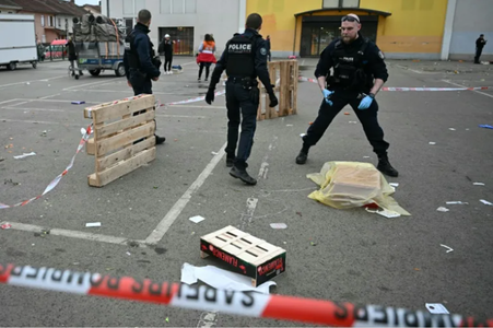 Un mort şi mai mulţi poliţişti răniţi, doi grav, în Franţa, într-un atac cu cuţitul la Mulhouse, în marja unei manifestaţii de susţinere a Congo, Primăriţa evocă o postă teroristă 