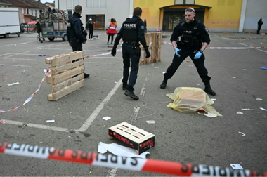 Un mort şi mai mulţi poliţişti răniţi, doi grav, în Franţa, într-un atac cu cuţitul la Mulhouse, în marja unei manifestaţii de susţinere a Congo, Primăriţa evocă o postă teroristă 