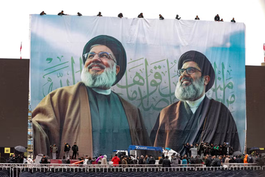 Zeci de mii de susţinători ai Hezbollah, la funeraliile lui Hassan Nasrallah. Aviaţia a survolat la joasă altitudine funeraliile şi a efectuat atacuri în sudul şi estul Libanului, în pofida armistiţiului