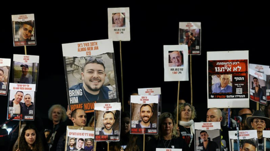 În lanţuri, înfometaţi, singuri în tuneluri: Familiile împărtăşesc noi detalii despre ce au îndurat ostaticii în Gaza