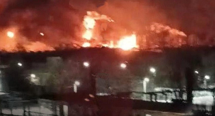 Rafinăria de petrol a Rosneft din Riazan, incendiată a treia oară într-un atac ucrainean cu dronă, în ziua marcării de trei ani de război. Moscova anunţă că a distrus 22 de drone ucrainene vizând mai multe regiuni ruse şi Crimeea