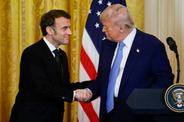 Trump, corectat de Macron cu privire la Ucraina, o ţine ranchiunos pe-a lui