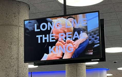Un videoclip generat de inteligenţa artificială, în care Trump îi sărută picioarele lui Musk, difuzat în sediul Departamentului Locuinţei. Cuvintele lui Trump de pe Truth Social, ”Long live the real king”, apar în clip