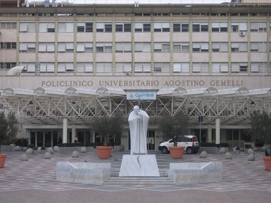 Papa Francisc a petrecut „o noapte liniştită”, dar starea lui în continuare este critică şi prognosticul rămâne rezervat. Marţi seara i s-a făcut o radiografie pulmonară