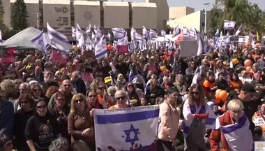 Mii de oameni au ieşit pe şoselele din Israel pentru a urmări cortegiul funerar al familiei Bibas, devenită simbol al tragediei din 7 octombrie 2023 