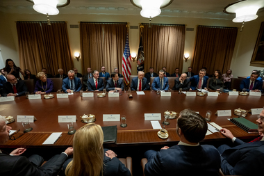La prima reuniune a cabinetului său, Trump ordonă mai multe concedieri, iar Musk anunţă reduceri bugetare. Deocamdată, guvernul a cheltuit cu 13% mai mult în prima lună de mandat a lui Trump decât în aceeaşi perioadă a anului trecut, potrivit Reuters