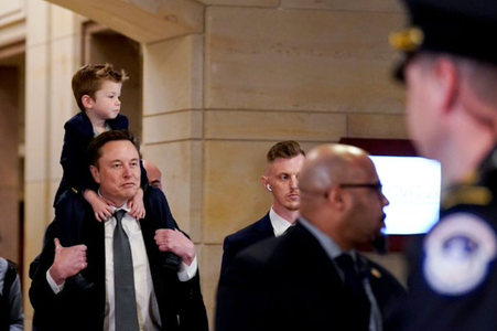 Musk pledează în favoarea unei creşteri a salariilor parlamentarilor, îngheţate din 2009, invocând lupta împotriva corupţiei, contrară tăierilor bugetare drastice pe care le operează