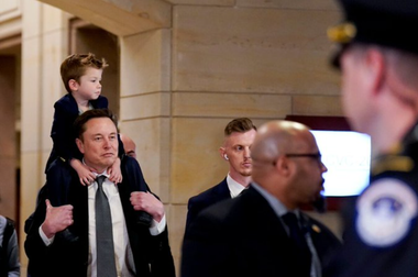 Musk pledează în favoarea unei creşteri a salariilor parlamentarilor, îngheţate din 2009, invocând lupta împotriva corupţiei, contrară tăierilor bugetare drastice pe care le operează