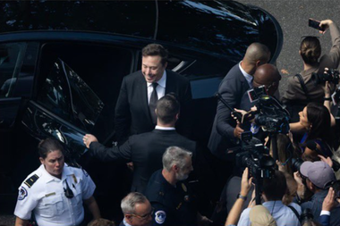 Tesla vrea să lanseze taxiuri gratuite şi fără şofer în California, dezvăluie The Washington Post
