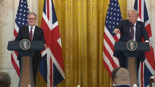 ”Ajunge!”. Trump îl întrerupe pe Starmer în timp ce-i răspunde unui jurnalist care l-a întrebat dacă ”regele (Charles al III-lea) şi-a exprimat vreo îngrijorare faţă de aparenta voinţă a preşedintelui (american ) de a-i sustrage unul dintre regate de sub 