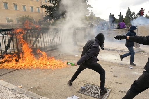 Ciocniri între poliţie şi manifestanţi la Atena. Manifestanţii au aruncat cu pietre şi cocteiluri Molotov în poliţia antirevoltă, care a răspuns cu gaze lacrimogene 