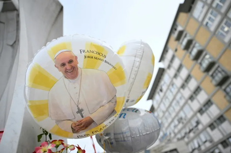 Papa Francisc, spitalizat într-o stare stabilă, ”s-a odihnit bine toată noaptea” 