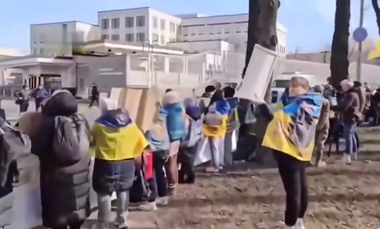 Sute de ucraineni manifestează în faţa sediului Ambasadei SUA la Kiev şi cer întoarcerea prizonierilor acasă