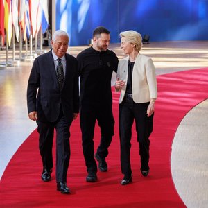 Ursula von der Leyen: „Europa se confruntă cu un pericol clar şi prezent. Astăzi se scrie istorie” / Liderii UE sunt de acord cu creşterea capacităţii de apărare şi îl susţin pe Zelenski după bulversarea creată de SUA

