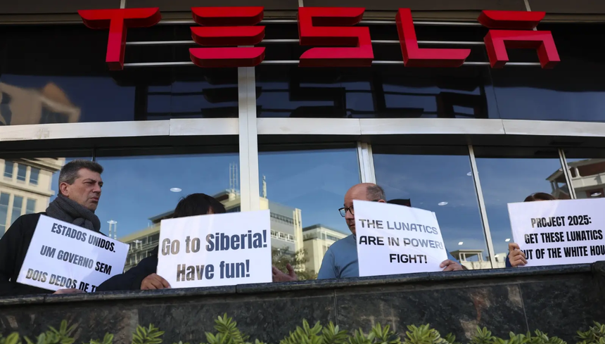 Zeci de persoane au protestat la un showroom Tesla din Portugalia faţă de sprijinul pe care Elon Musk îl acordă partidelor de extremă dreapta din Europa