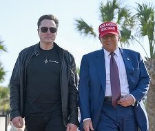 Donald Trump anunţă că îşi cumpără o maşină Tesla în semn de susţinere pentru Elon Musk