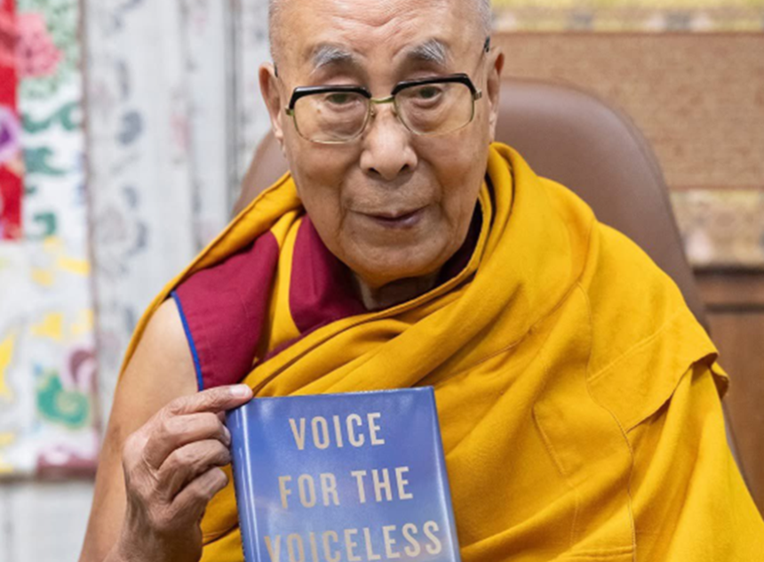 Dalai Lama scrie în noua sa carte, ”O voce a celor fără voce”, că succesorul său ”se va naşte” în afara Chinei, ”în lumea liberă”