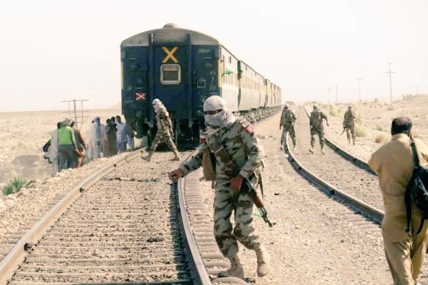 Tren cu peste 400 de persoane, deturnat în Pakistan: 155 de pasageri salvaţi, alţii sunt încă ţinuţi ostatici / 27 dintre terorişti ar fi fost ucişi - FOTO / VIDEO