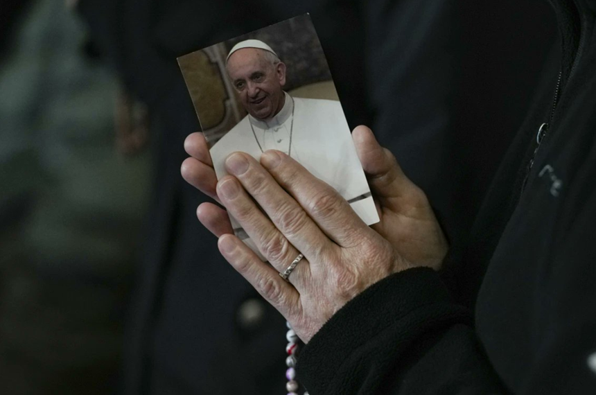 Papa Francis a petrecut ”o noapte calmă” la spital, anunţă Vaticanul la marcarea a 12 ani de pontificat