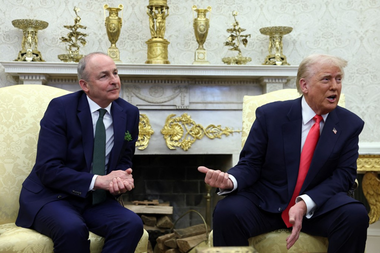 Negociatori americani se duc ”în acest moment” în Rusia, anunţă Trump într-o întâlnire cu Micheal Martin. El ameninţă Rusia cu sancţiuni ”financiare” ”devastatoare”, dacă Moscova alege să continue războiul. Subliniază că Zelenski a acceptat pacea