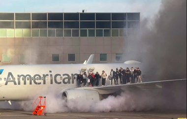 Pasageri evacuaţi pe aripa unui avion American Airlines după ce motorul a luat foc pe aeroportul din Denver - VIDEO







