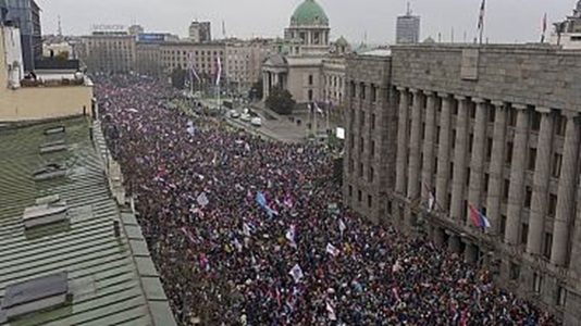 Protest masiv la Belgrad faţă de guvernul sârb: “Luptăm pentru un stat normal, un stat de drept, fără corupţie, minciună, presiuni mediatice, persecuţii” – VIDEO