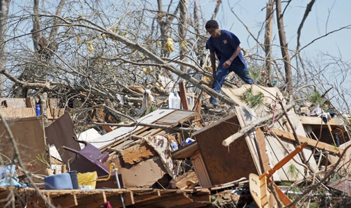Cel puţin 40 de morţi în SUA, în furtuni violente şi tornade