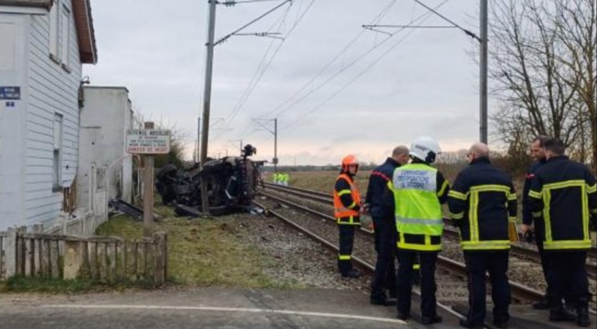 Doi militari francezi, morţi într-o coliziune între vehiculul în care se aflau şi un tren la o trecere la nivel cu calea ferată în Pas-de-Calais. Drumul şi calea ferate, închise. Maşina a lovit faţada unei locuinţe, O pasageră din tren, rănită uşor