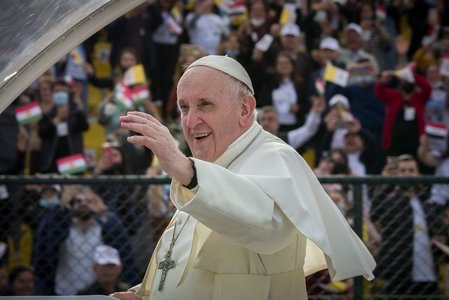 Papa Francisc nu mai are nevoie de masca de oxigen, anunţă Vaticanul