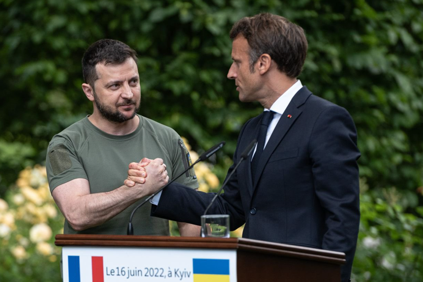 Macron îl întrerupe pe Zelenski cu un apel telefonic în timpul unui interviu. Ucraineanul anunţă o vizită în Franţa săptămâna viitoare