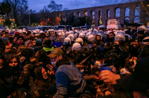 Poliţia trage cu gloanţe de cauciuc la a doua noapte de manifestaţii la Primăria din Istanbul în susţinerea lui Imamoglu. ”Cine sunteţi voi să stropiţi cu gaze speranţa Turciei?”, interpelează preşedintele CHP. Mulţimea huiduie forţele de ordine şi cere demisia lui Erdogan