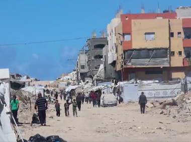 Doi francezi, angajaţi ai ONU, ”grav răniţi” într-un atac vizând un sediu ONU în Fâşia Gaza, anunţă Parisul ”consternat”. UNOPS anunţă moartea unui membru, un bulgar. ”Un dispozitiv exploziv (...) a fost aruncat sau tras împotriva (clădirii)”, care ”a explodat în interior”