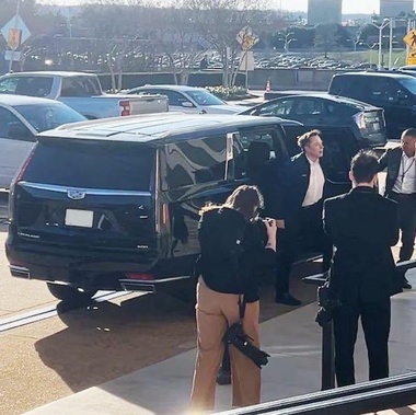 Elon Musk poartă discuţii fără precedent la Pentagon şi vrea ca cei care au divulgat informaţii să fie urmăriţi penal