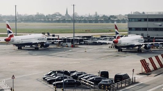 Zborurile pe Heathrow au fost reluate după ce închiderea unuia dintre cele mai aglomerate aeroporturi din lume a provocat turbulenţe la nivel mondial