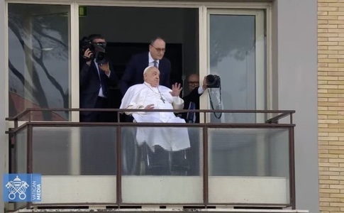 Papa Francisc a apărut pentru prima dată în public, duminică, de la fereastra spitalului din Roma; ulterior a fost externat