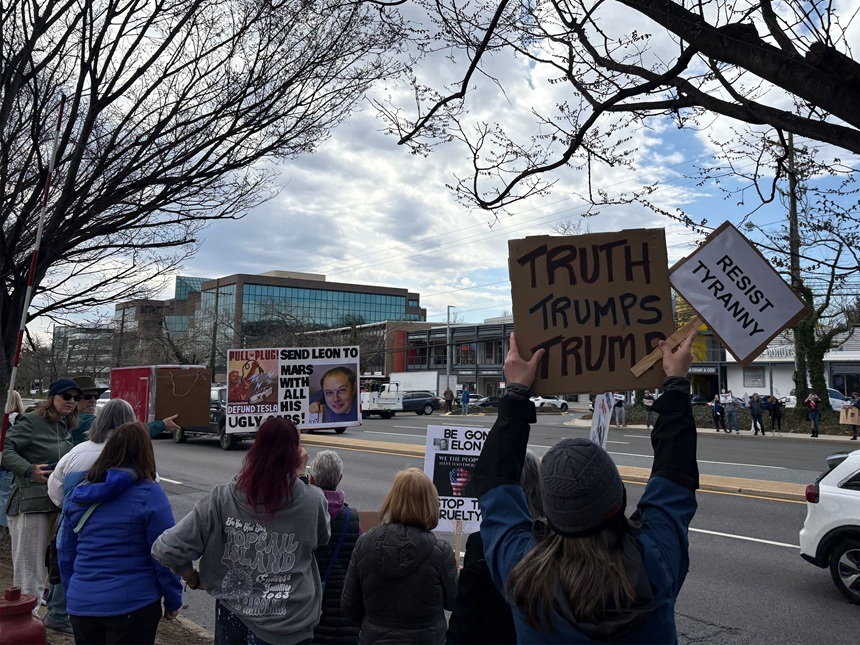 Proteste anti-Musk, în faţa unui showroom Tesla din Washington