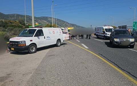 Un mort şi cel puţin un rănit în nordul Israelului, după ce un bărbat a intrat cu maşina în oamenii dintr-o staţie de autobuz. A coborât, a înjunghiat un soldat, i-a luat puşca şi apoi a început să tragă în ceilalţi şoferi