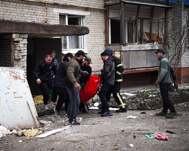Cel puţin 65 de răniţi, inclusiv 14 copii, la Sumî, în bombardamente ruseşti cu rachetă vizând o zonă de locuinţe dens populată în timpul unor negocieri între Ucraina, SUA şi Rusia în Arabia Saudită. Apartamente şi o instituţie de educaţie, avariate