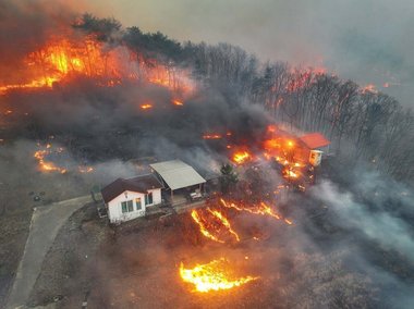 Incendiile de vegetaţie fac ravagii în Coreea de Sud, ucigând 18 persoane şi forţând evacuarea a 27.000 de persoane / Un elicopter s-a prăbuşit în timpul eforturilor de stingere a flăcărilor - FOTO / VIDEO