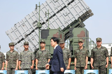 Patru militari taiwanezi, trei din garda prezidenţială, condamnaţi la închisoare, cu privire la spionaj în favoarea Chinei şi trădare, în perioada 2022-2024. Ei au trimis spionajului chinez informaţii militare fotografiate, în schimbul a până la 16.500 de euro
