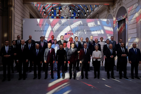 Summitul ”Coaliţiei Voluntarilor” de la Elysée respinge în unanimitate ridicarea sancţiunilor impuse Rusiei. Parisul şi Londra, în centrul garanţiilor de securitate, urmează să trimită o misiune comună ”în zilele următoare” în Ucraina. ”Forţe de reasigura