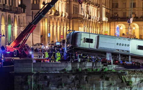 Un mort la Torino, după ce un autocar cade în fluviul Po