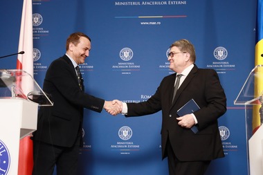 Radoslaw Sikorski: Solidaritatea europeană cu România şi Polonia, care protejează restul Europei de ameninţări militare şi migraţie ilegală, ar trebui să-şi găsească expresia instituţională şi financiară