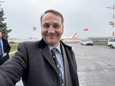 Polonia consideră că UE ar trebui să ia unele decizii fără unanimitate. „Nu putem face Europa mai rezistentă atunci când efortul este sabotat de o singură ţară”, spune Radoslaw Sikorski