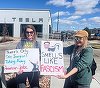 Sute de de persoane au manifestat împotriva lui Elon Musk în faţa magazinelor Tesla din SUA