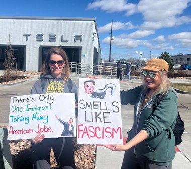 Sute de de persoane au manifestat împotriva lui Elon Musk în faţa magazinelor Tesla din SUA